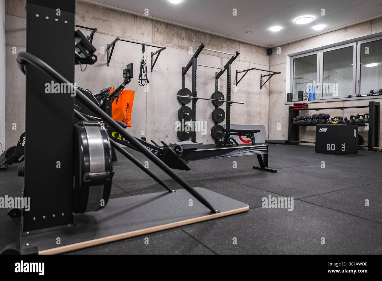 Modernes Hotel-Fitnessstudio mit Concept2 Rudergerät und Hocketablage in den Dolomiten Stockfoto