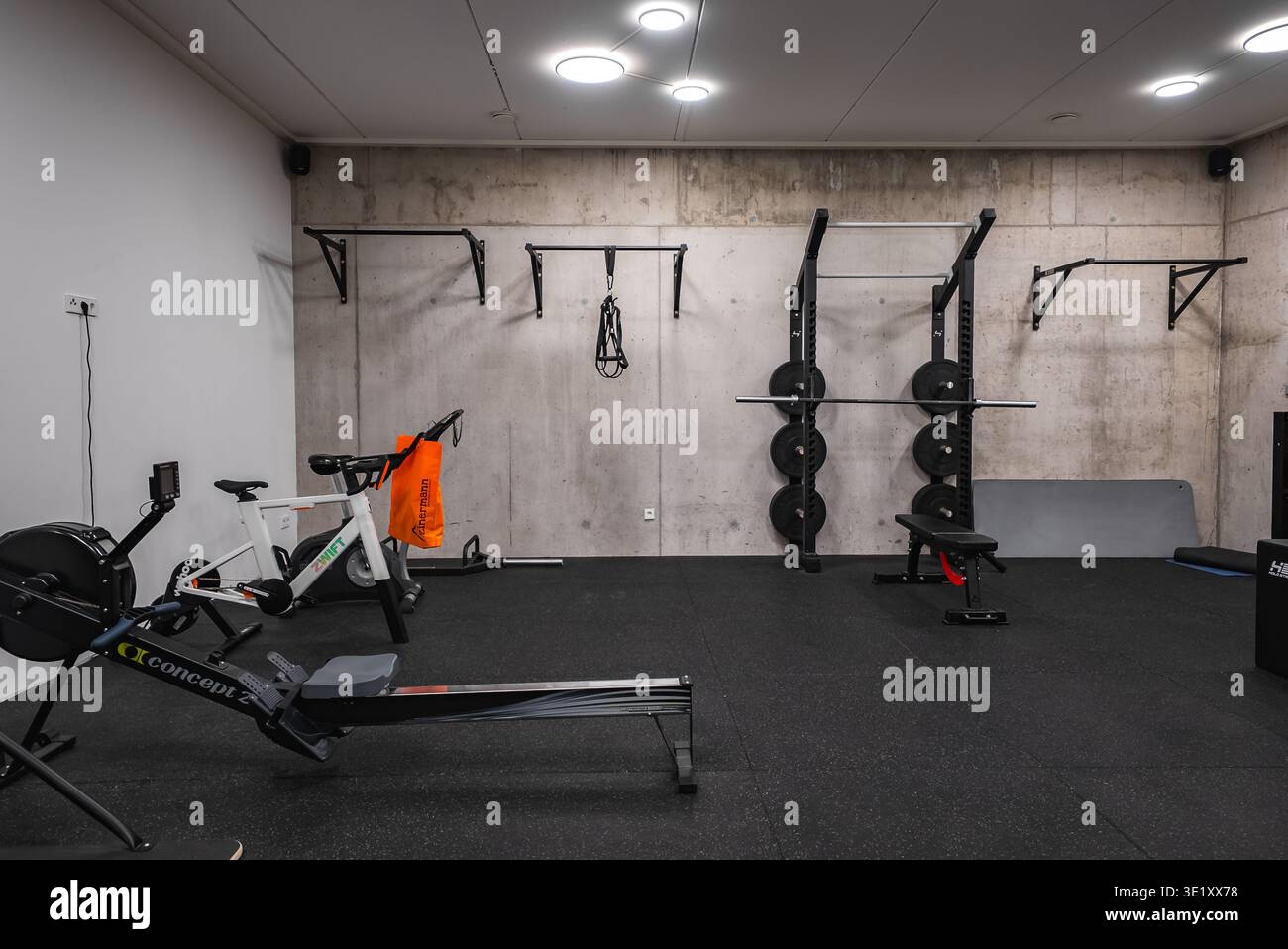 Minimalistisches Hotel-Fitnesscenter in den Dolomiten mit Hockablage und Cardio Stockfoto