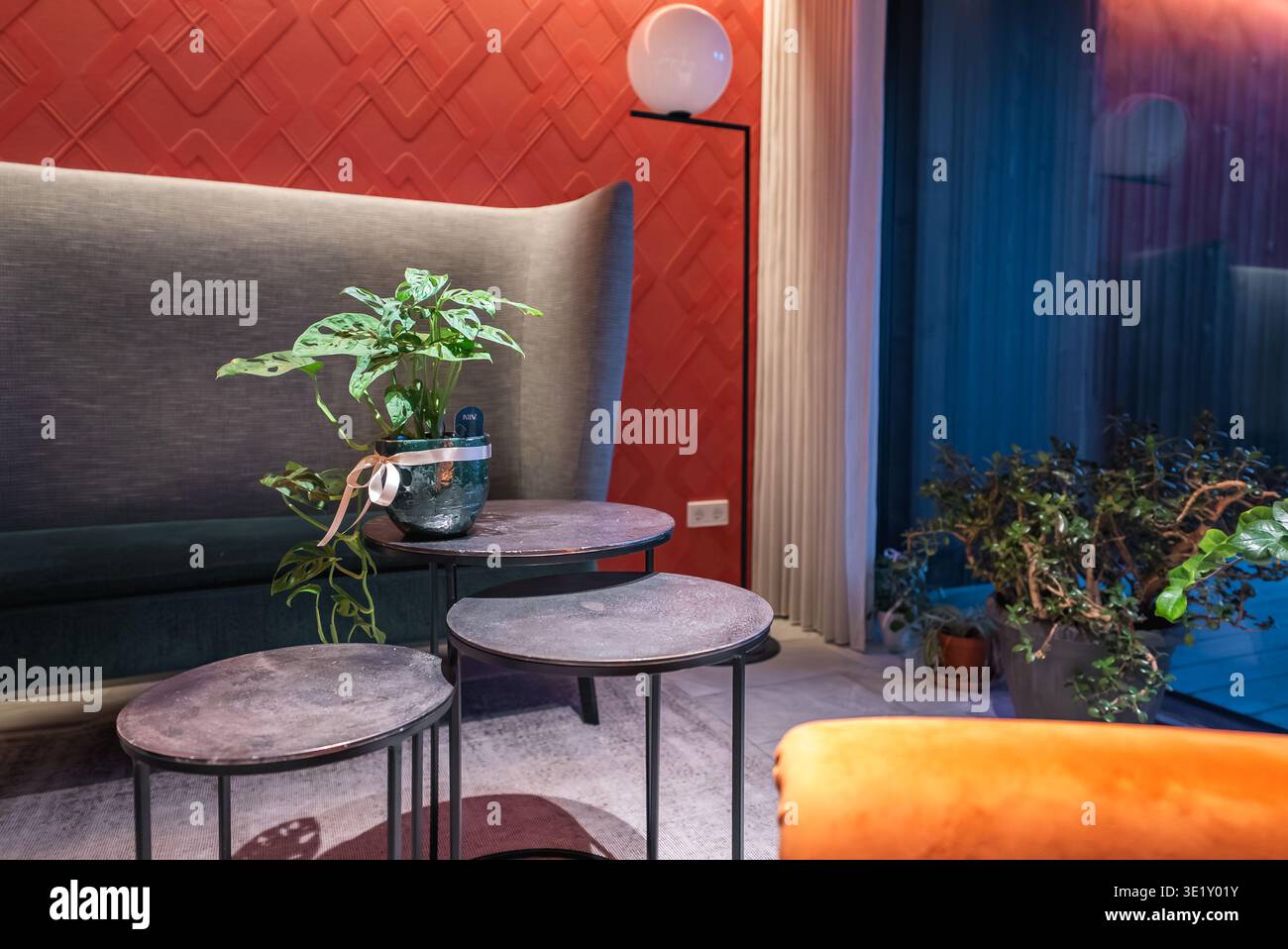 Dolomites Hotel Lounge mit Skulpturensofa und Terrakotta-Wand Stockfoto