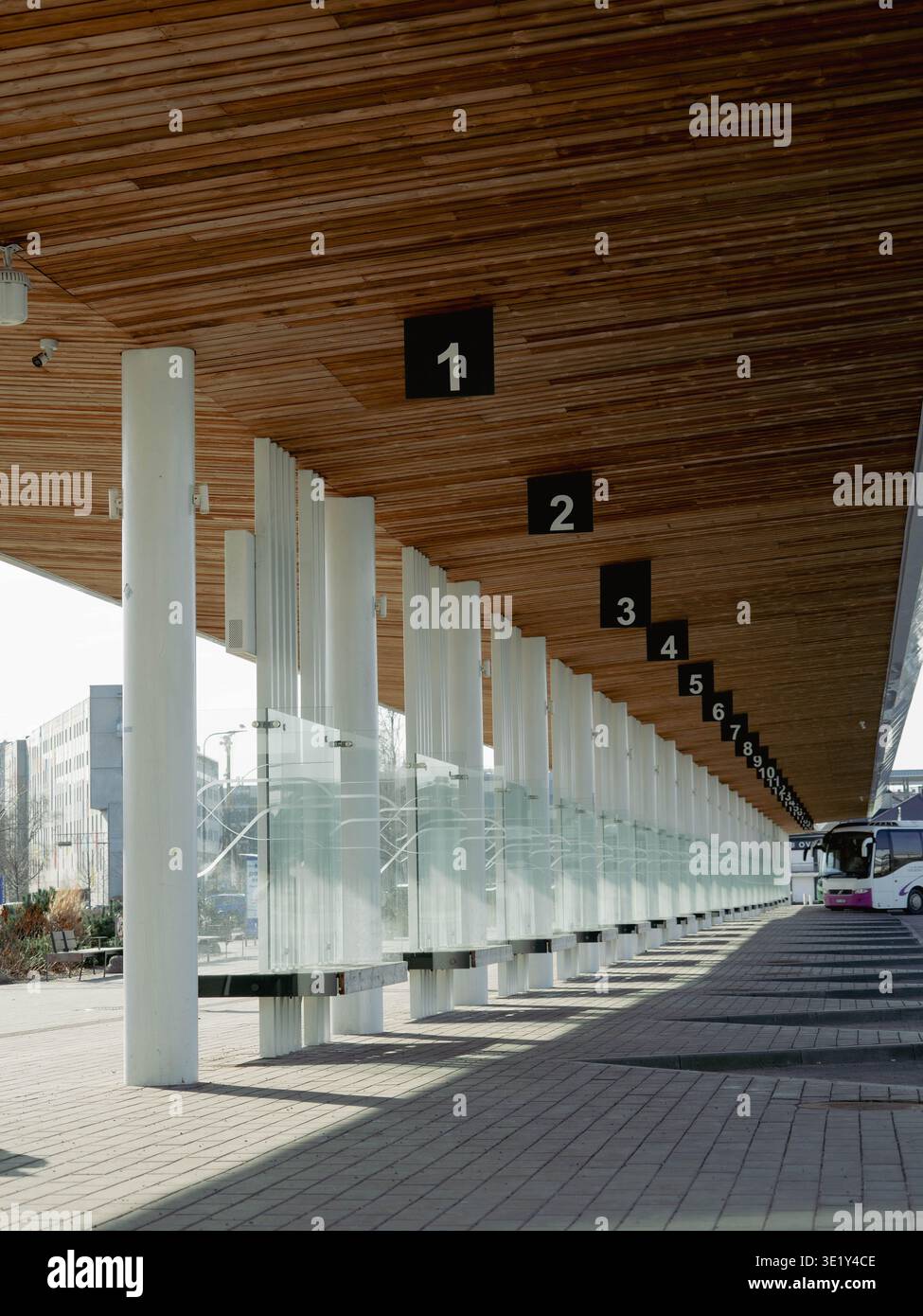 Nummerierte Eingangstore mit Holzdach am Passagierterminal des Hafens Tallinn, Estland, Frühling Stockfoto