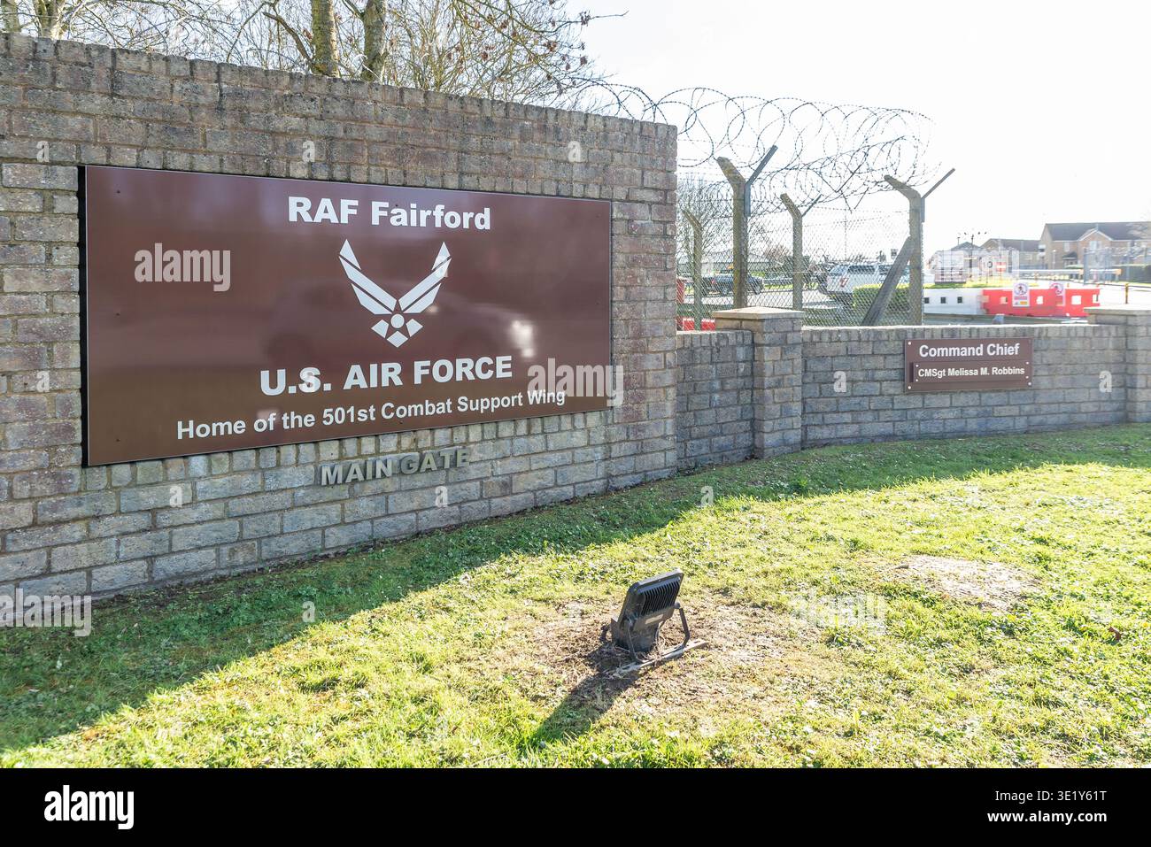 RAF Fairford Haupteingang, Gloucestershire, Großbritannien. 501st Combat Support Wing Base, genutzt von Einsätzen von USAF-Bombern Stockfoto