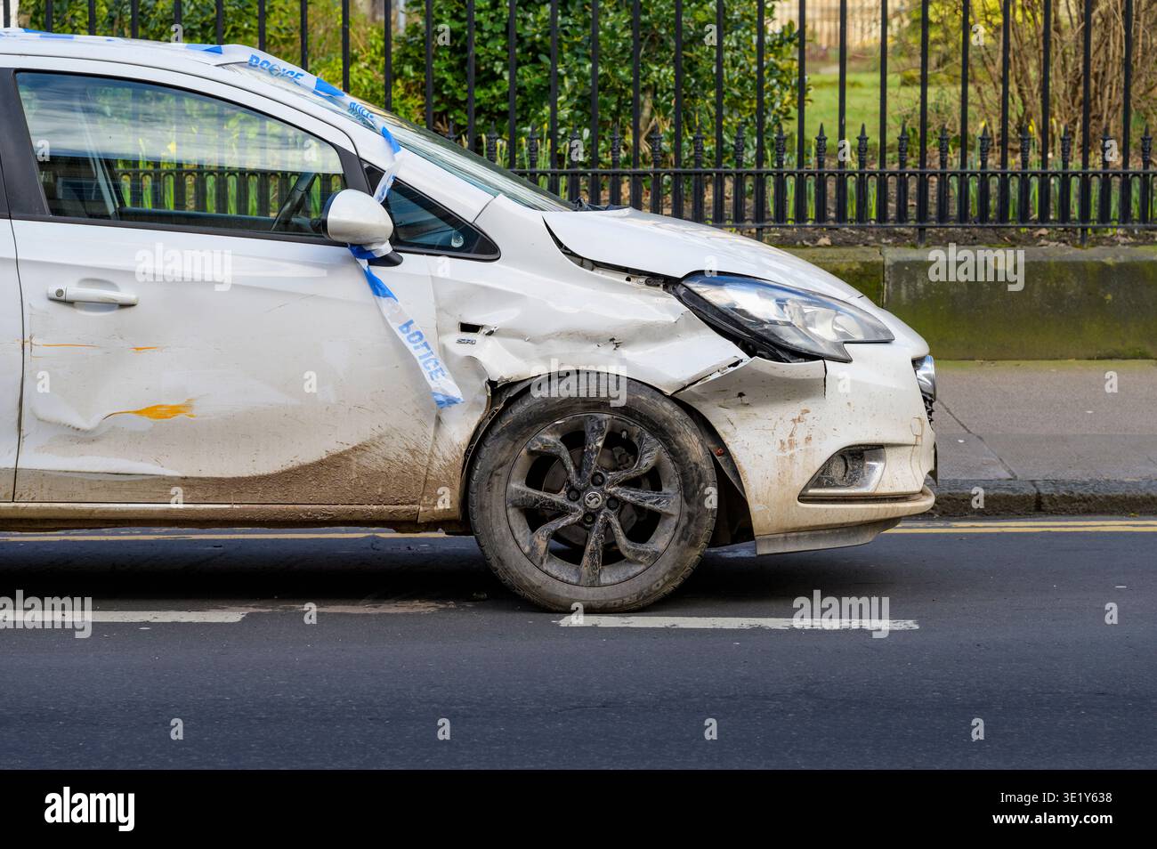 Abgestürztes Auto mit seitlicher Beschädigung vorn, UK Stockfoto