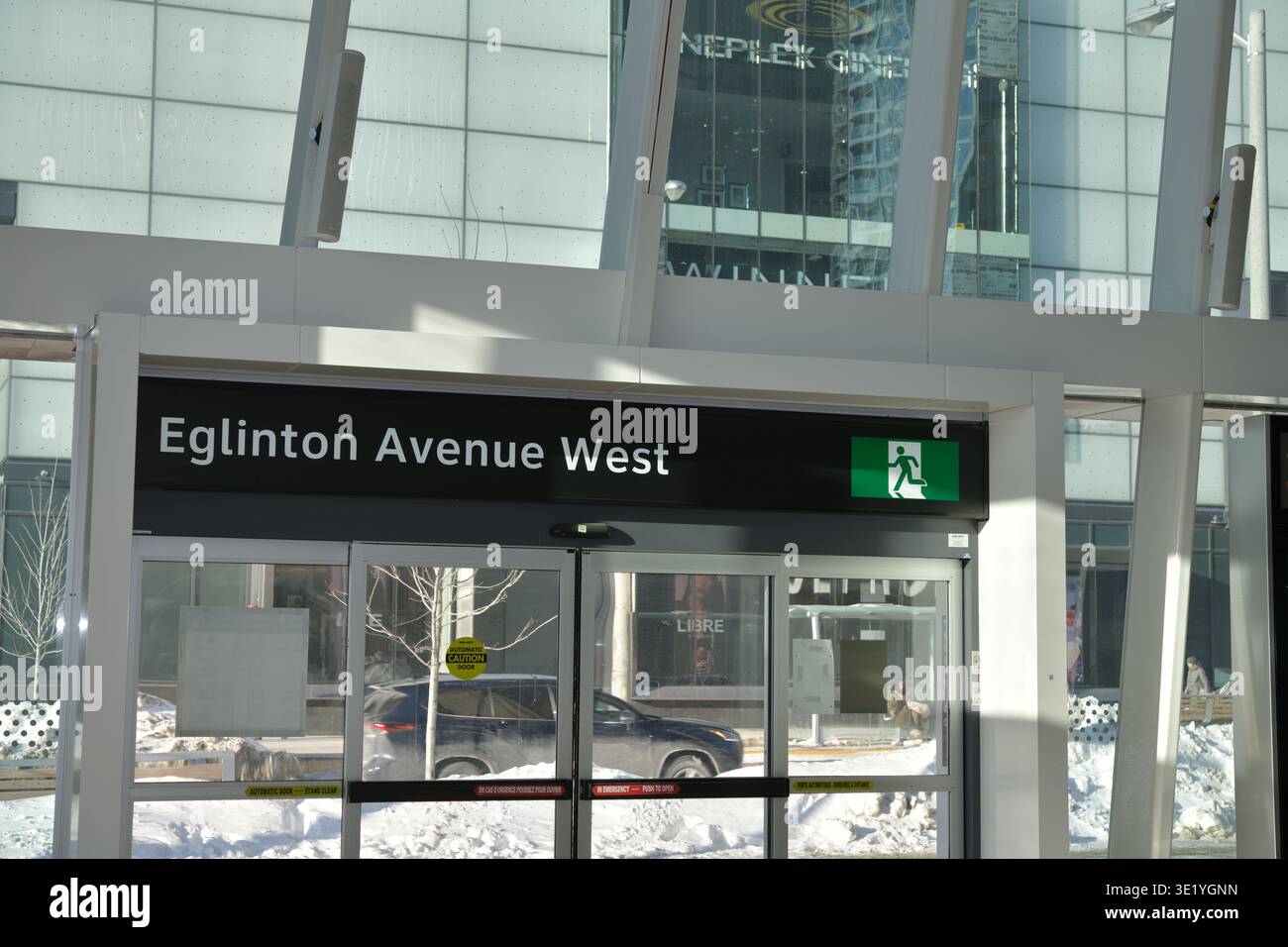 Geometrische Ansicht des Ausgangs Eglinton Station, Eglinton Linie 5, Toronto Stockfoto