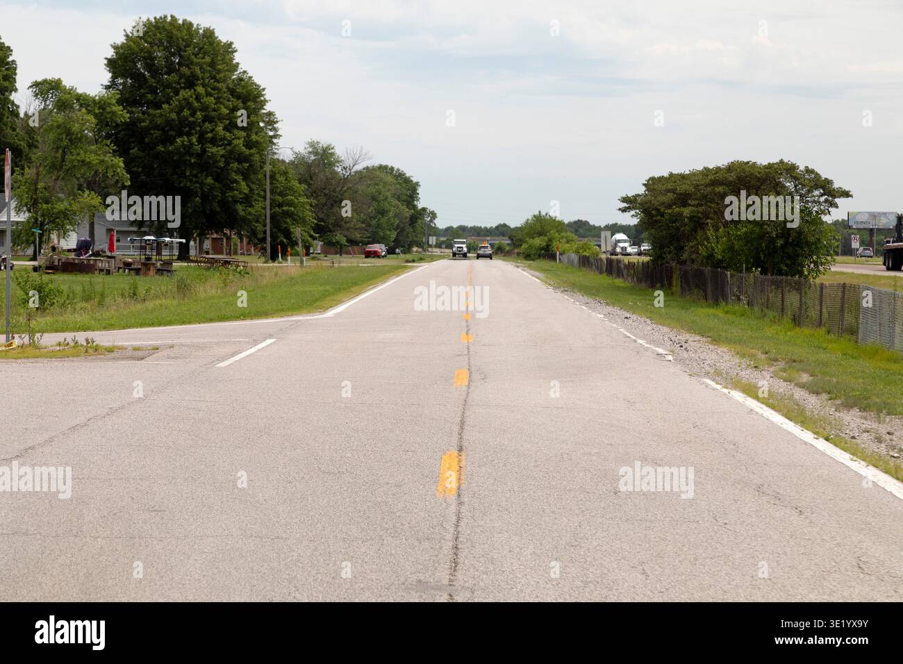 Frontage Road (historische Route 66) vor der Pink Elephant Mall in Livingston, Illinois, USA. Stockfoto