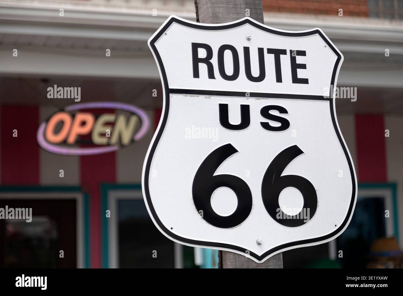 Wegweiser Route 66 an der Pink Elephant Mall in Livingston, Illinois, USA. Stockfoto