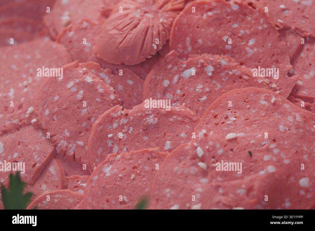 Geschnittene Rosafarbene Bologna Deli-Fleischplatte Überlappend Cold Cuts Closeup Textur Stockfoto