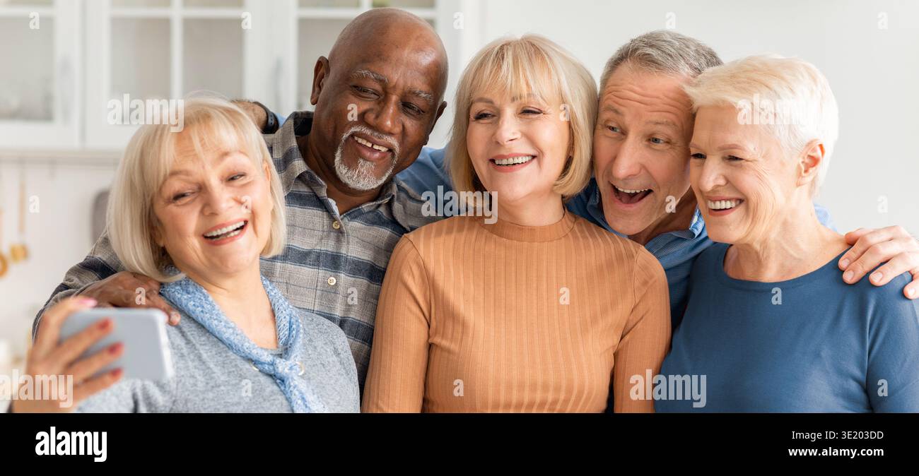 Freunde treffen sich zu einem GruppenSelfie während eines fröhlichen Moments zu Hause am Nachmittag Stockfoto
