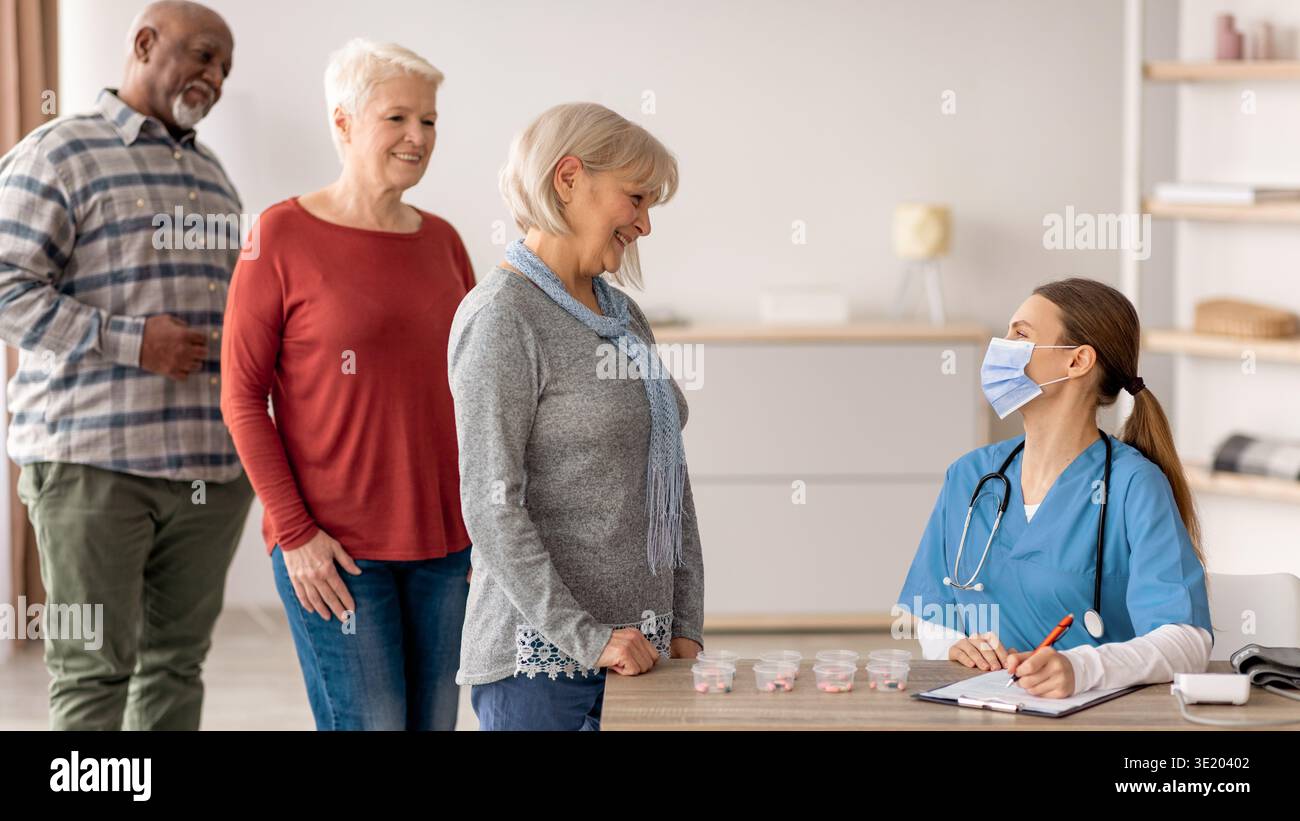 Senioren besuchen die Gesundheitseinrichtung für die Untersuchung und Gespräche mit Mitarbeitern über Gesundheit Stockfoto