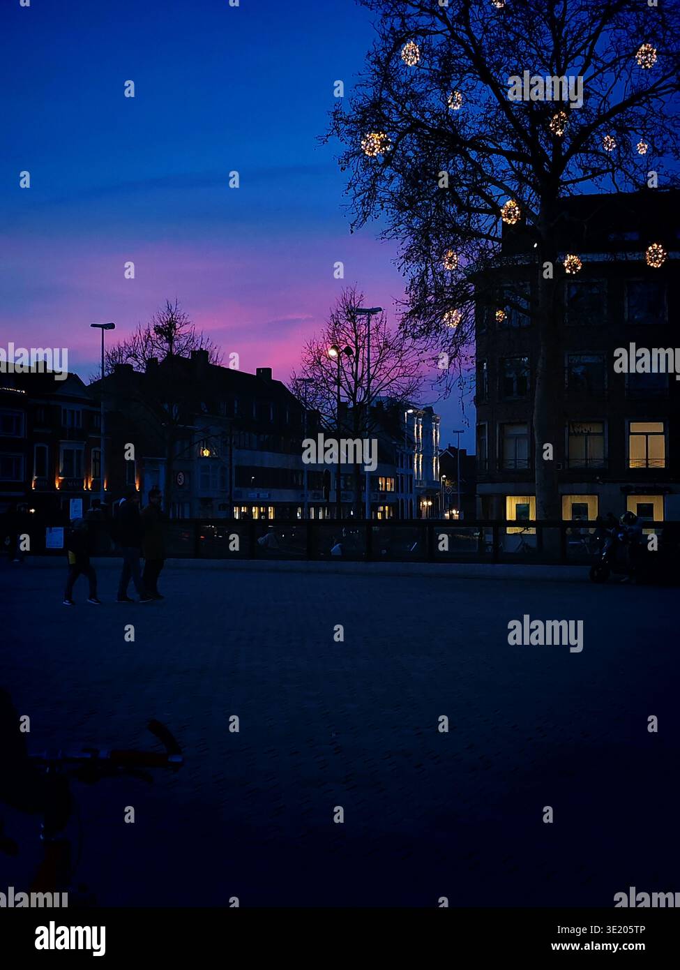 Brügge, Belgien-Desember 22,2026: Violette Dämmerung im Winter des weihnachtsabends in Brügge. Kleiner Platz und dekorierter Baum Stockfoto