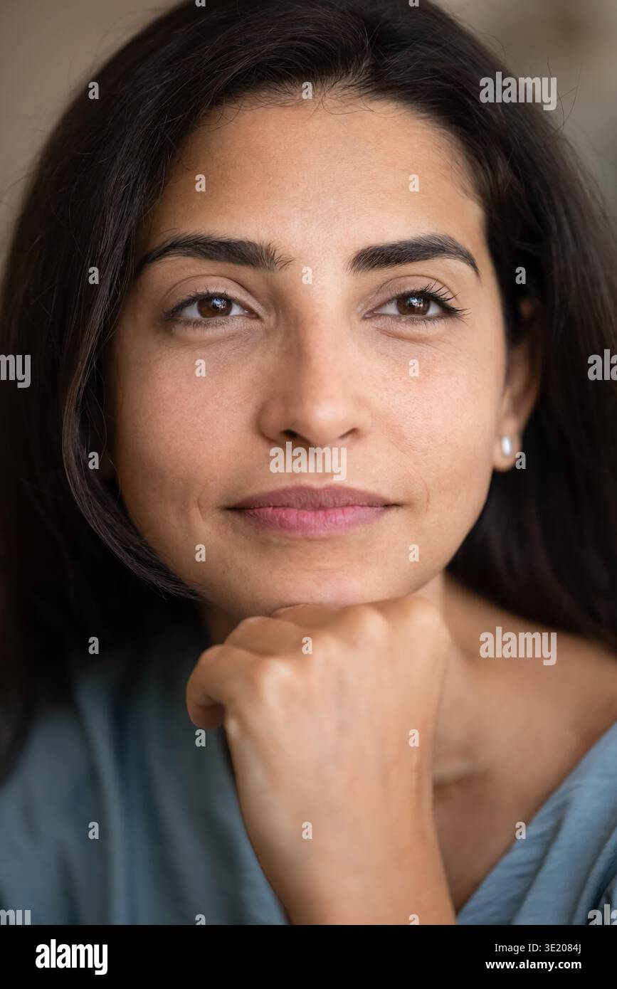 Nahaufnahme Porträt einer jungen nachdenklichen Latina-Frau Stockfoto