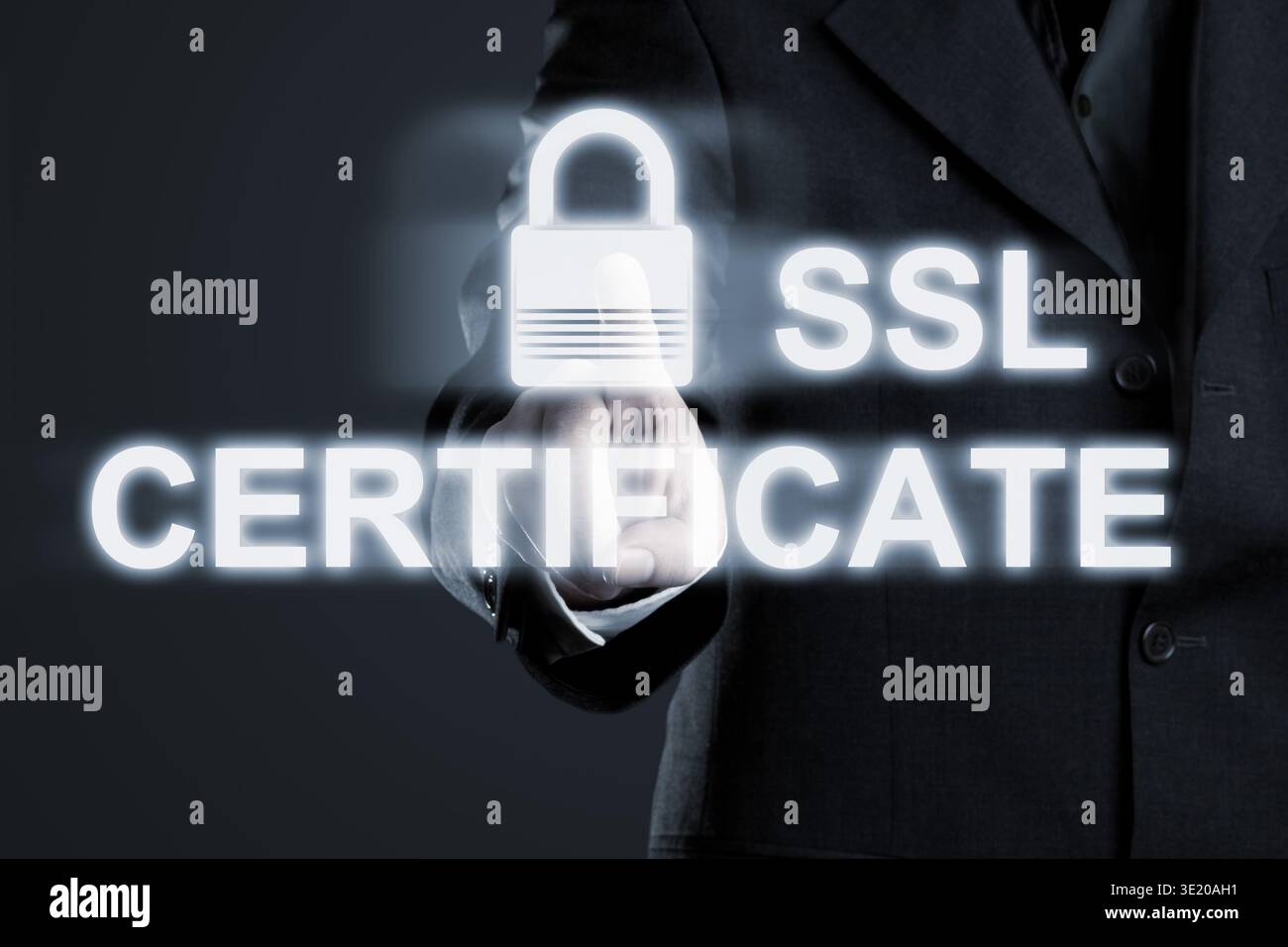 Geschäftsmann ermöglicht ssl-Zertifikat sichere Verbindung zu Internet-Netzwerkdiensten - Online-Datenschutzkonzept Stockfoto