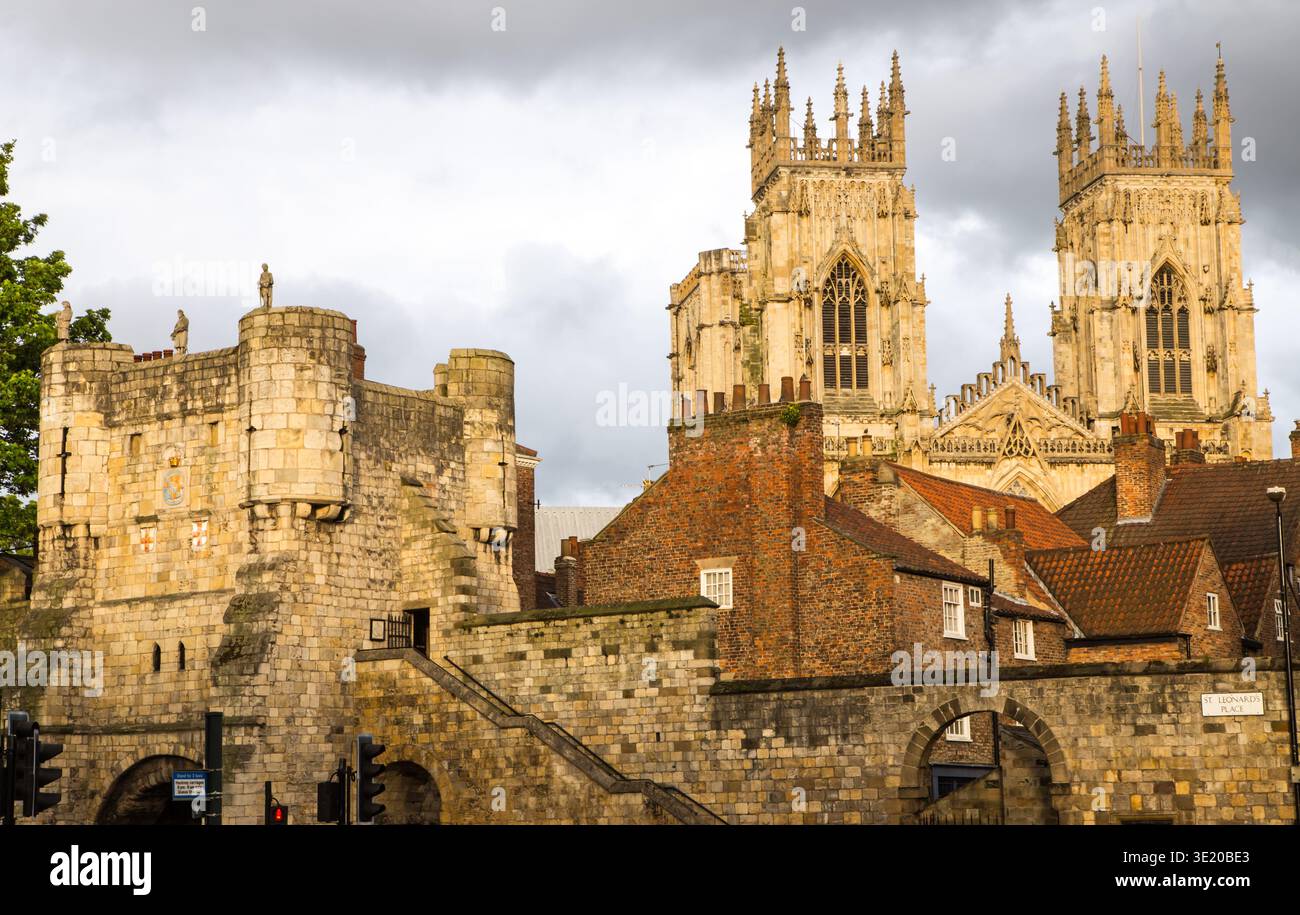 Ein Blick auf die Dächer des York mit Bootham Bar im Vordergrund und dem Münster dahinter Stockfoto