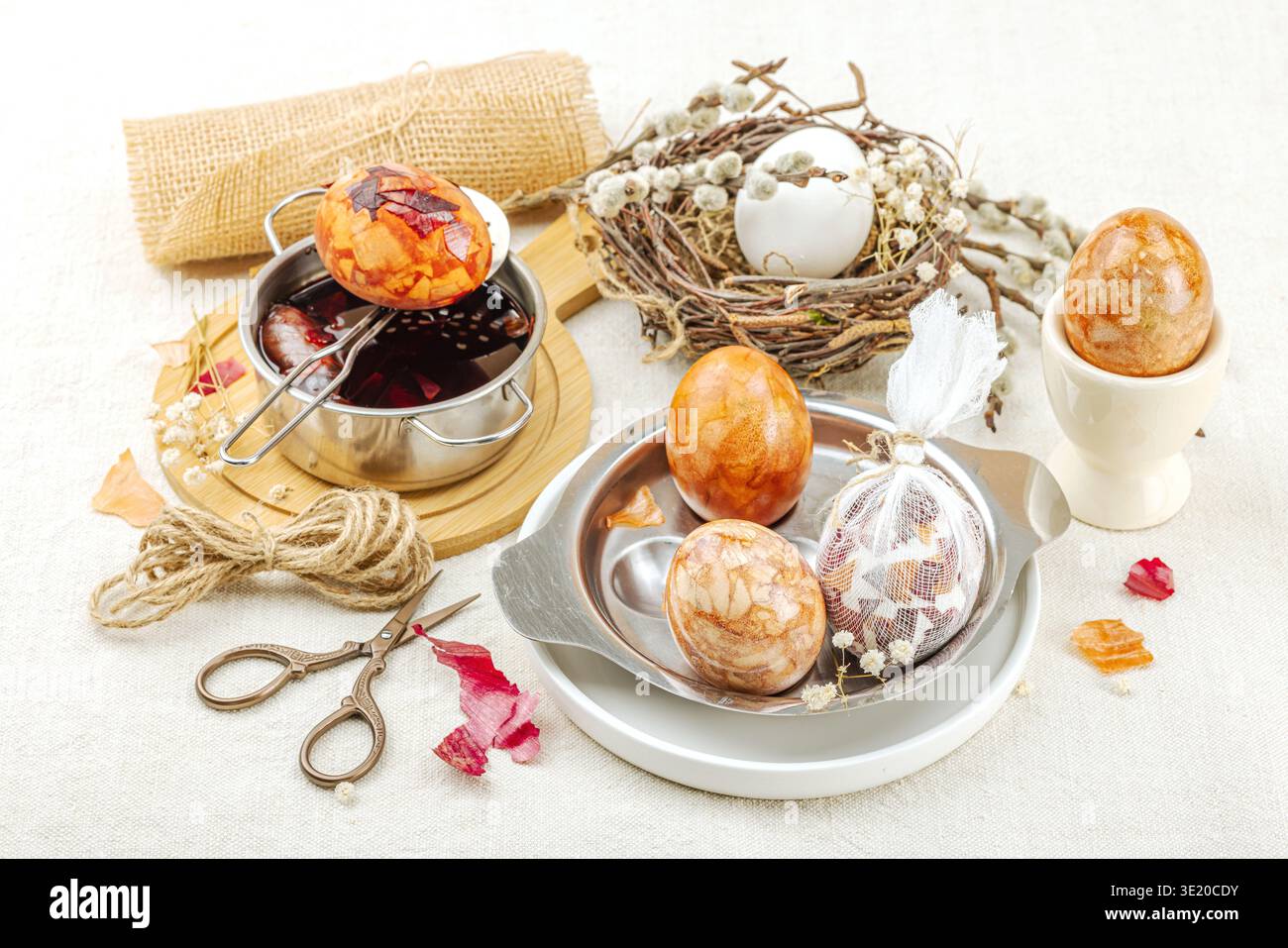 Stillleben mit marmorgemusterten Ostereiern in einem dekorativen Vogelnest. Natürliche Farbstoffe aus Zwiebelschalen, traditionelle nachhaltige Weihnachtsdekoration, VI Stockfoto