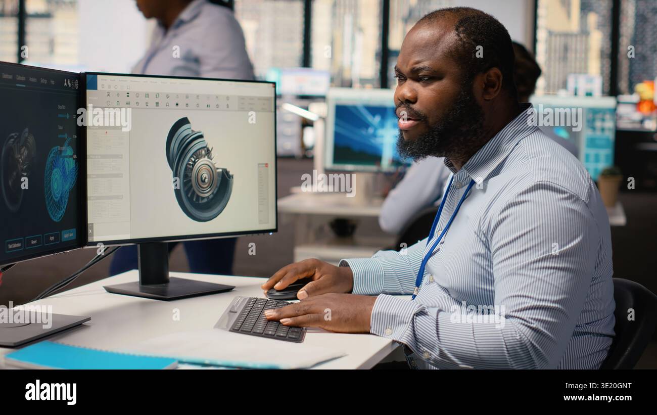 Techniker, der das CAD-Programm am PC verwendet, um die Konstruktion von Windkraftanlagen zu optimieren und die CO2-Bilanz zu reduzieren. Mitarbeiter der RD-Abteilung testet fortschrittliche Materialien für umweltfreundliche Windmühlenkomponenten, Kamera B Stockfoto