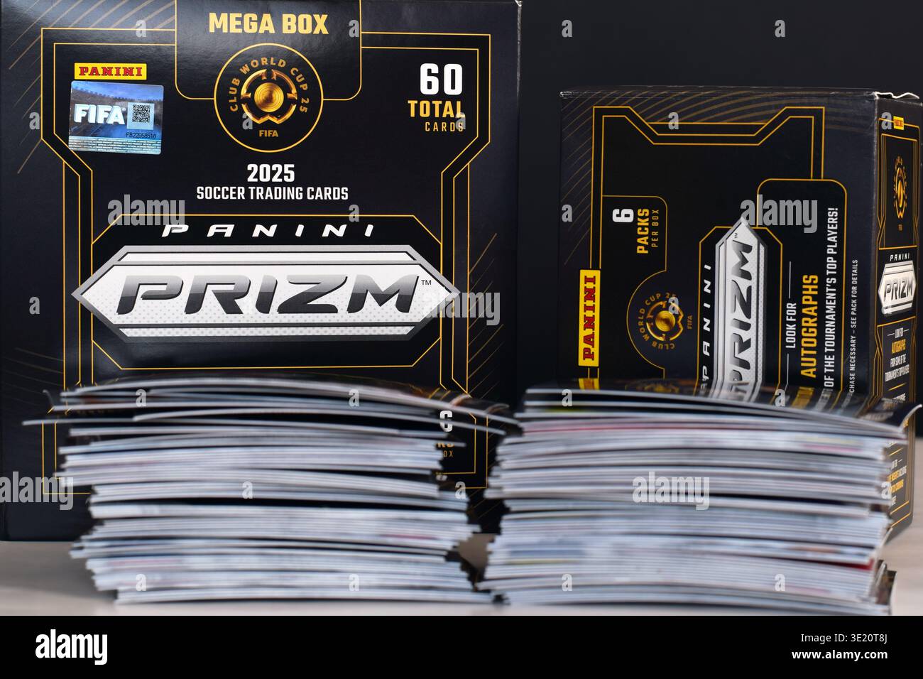 Aurora, Ontario, Kanada - 17. März 2026: Panini FIFA Club-Weltmeisterschaft-Boxen mit Stacks von Fußball-Handelskarten. Sport Sammlerkonzept f Stockfoto