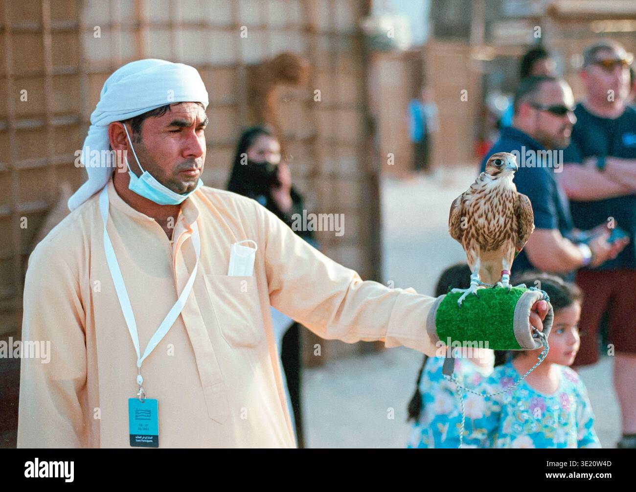 Emirati Falkner hält saker Falken auf Handschuhen auf dem Abu Dhabi Maritime Heritage Festival, VAE, 2022 Stockfoto