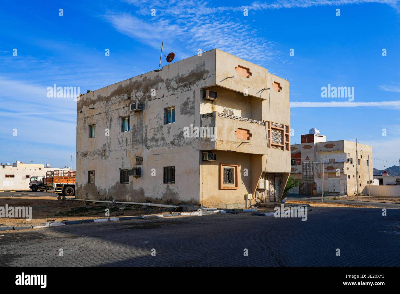 Typische Wohnarchitektur in einem ruhigen Viertel von Umluj, Saudi-Arabien Stockfoto