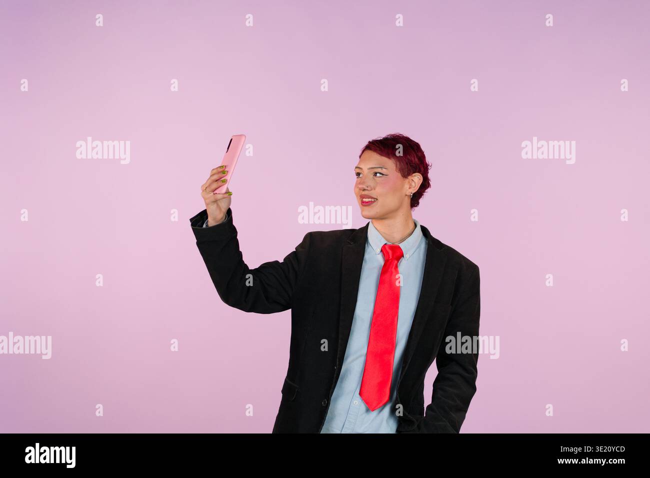 Person, die Selfie macht, digitale Momente festnimmt Stockfoto