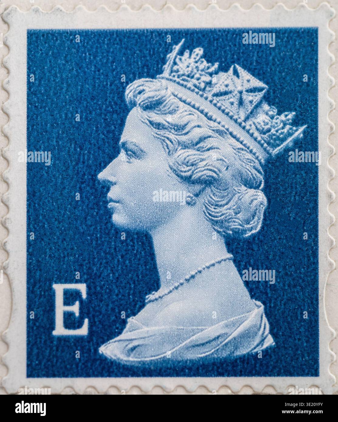 Ein blauer „E“ Europe Rate Machin-Stempel mit einem Porträt von Königin Elizabeth II., der erstmals am 25. Januar 2005 in Großbritannien veröffentlicht wurde Stockfoto