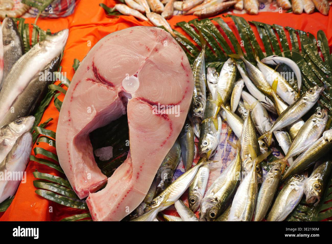 Frischer Fisch auf einem lokalen Markt am Nachmittag Stockfoto