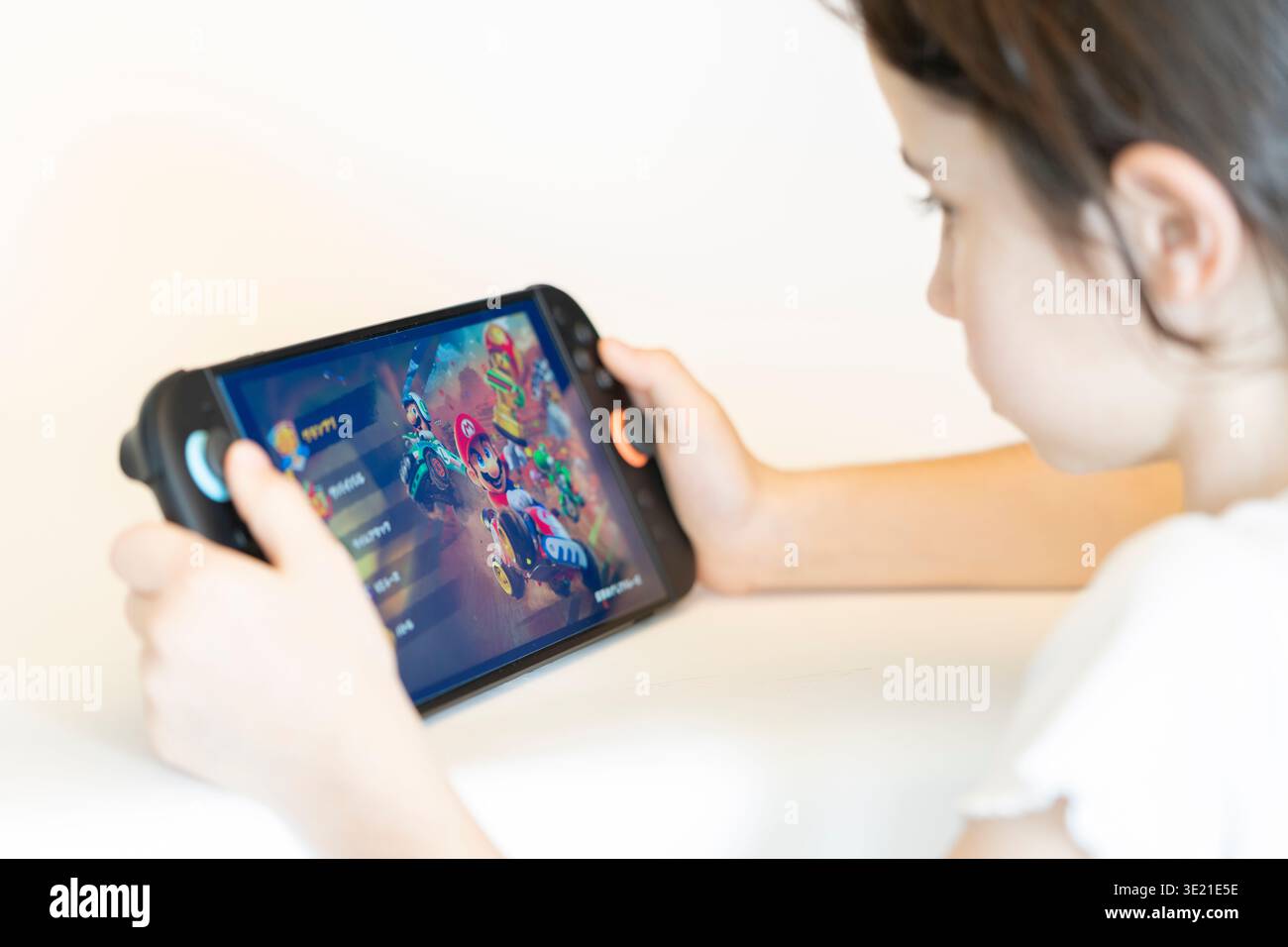 Kind spielt Nintendo Swtich 2 Mario Kart World Game Stockfoto