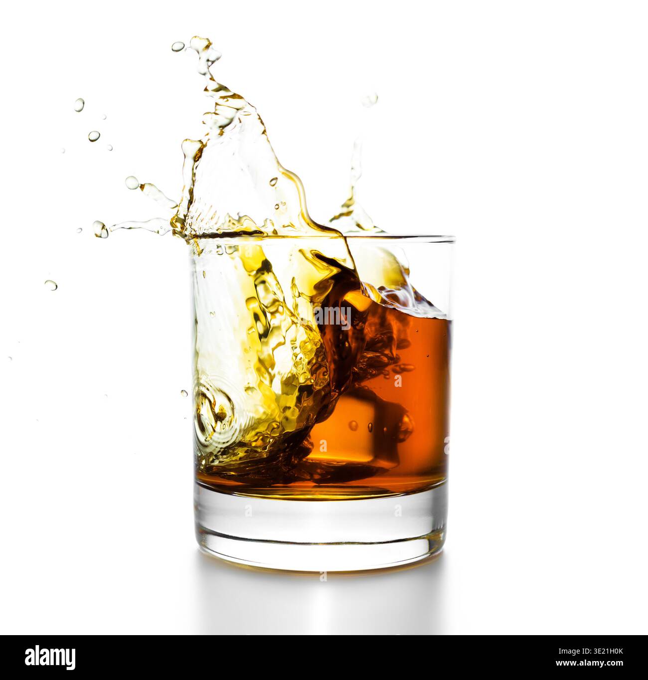 Whiskyglas mit Spritzern, isoliert auf weiß Stockfoto
