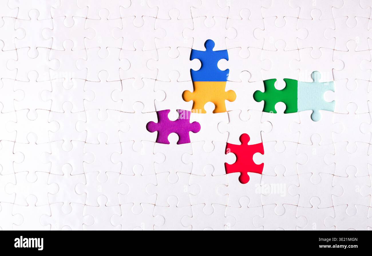 Bunte Puzzleteile auf einem leeren Hintergrund erstellen eine einzigartige visuelle Sammlung Stockfoto