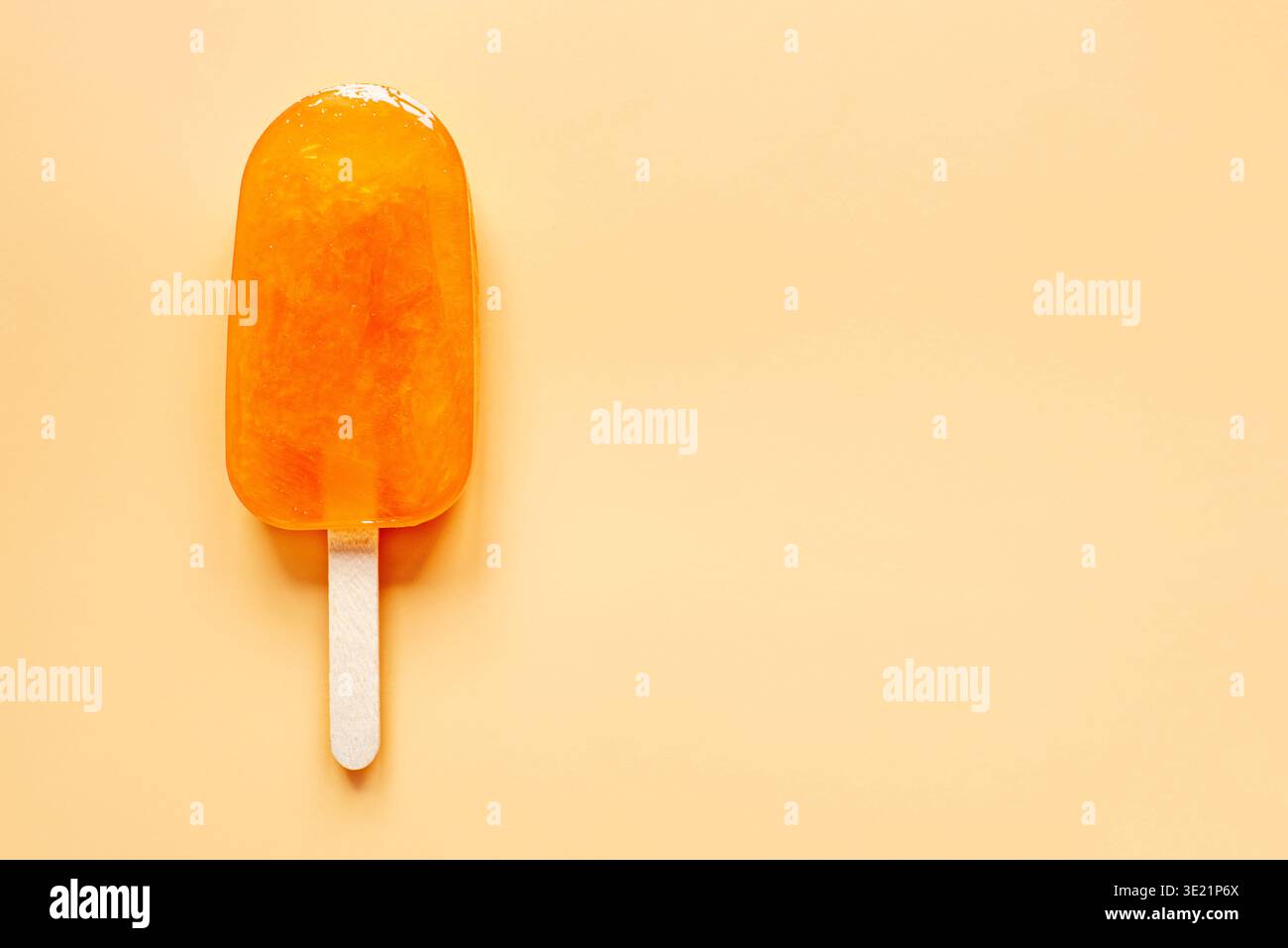 Eis auf orangefarbenem Hintergrund. Stockfoto