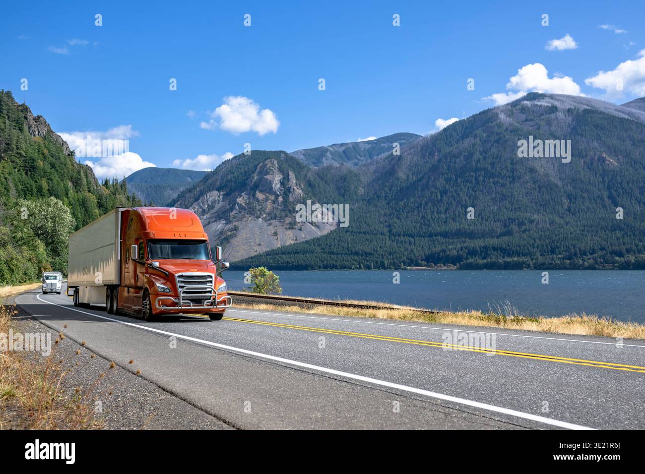 Semi; Lkw; Spediteur; Big Rig; Fracht; Lkw; Transport; Transport; Transport; LKW; Transport; Sattelzugwagen; Diesel; Fracht; Trockenwagen; Verteilerwagen; Orange; Stockfoto