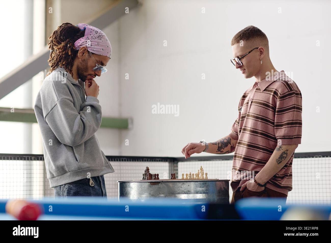 Zwei Junge Erwachsene Männer, Die Gemeinsam Schach Spielen Stockfoto