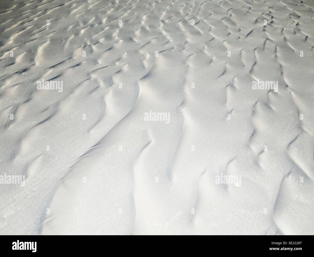 Abstrakte Sandstruktur mit weichen windförmigen Mustern in der argentinischen Puna-Wüste, Argentinien. Stockfoto