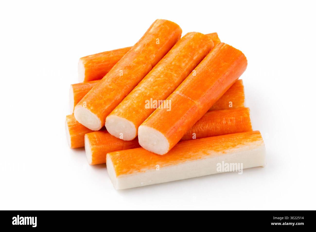 Surimi klebt auf weißem Hintergrund Stockfoto