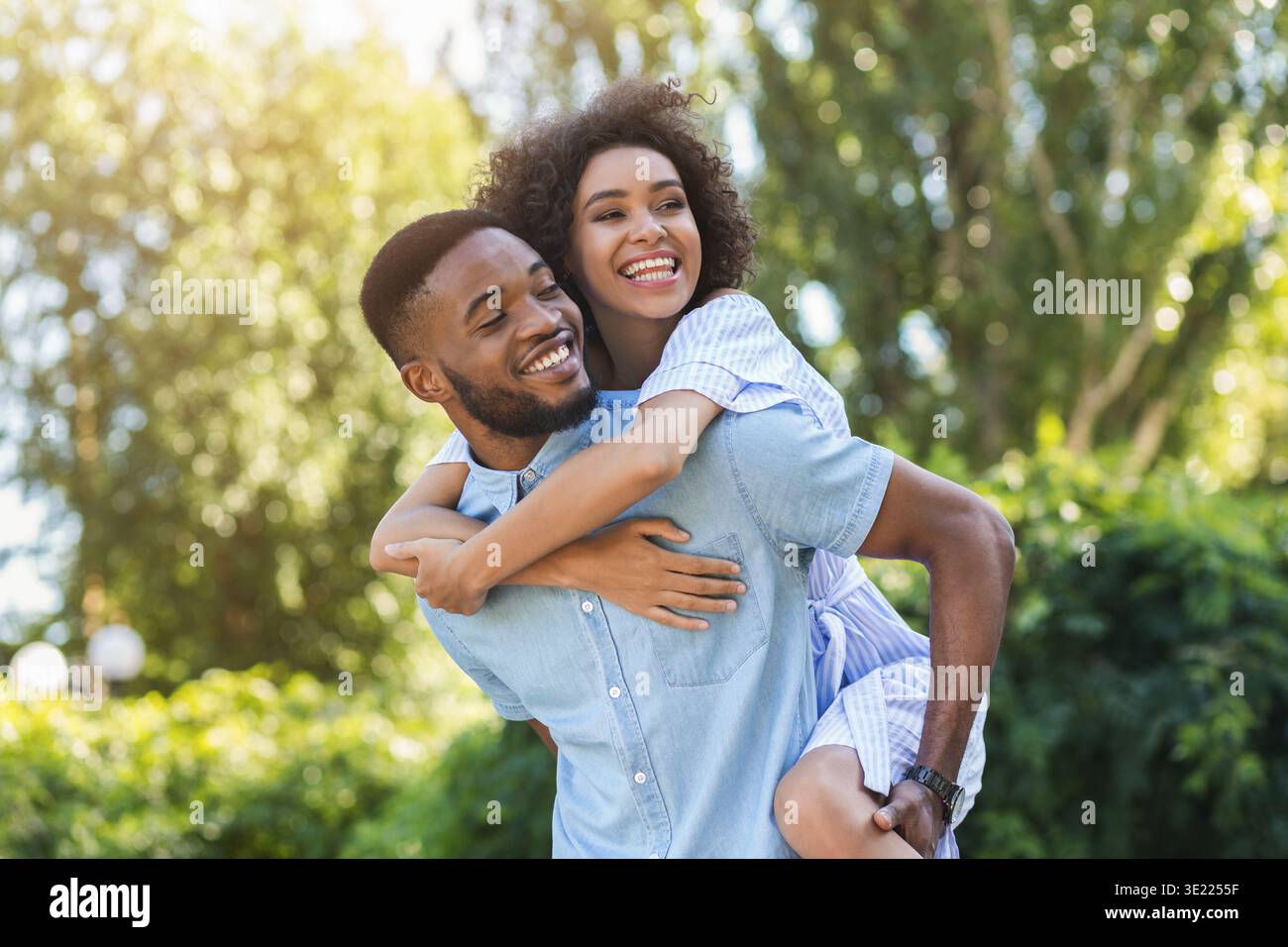 Glückliches junges Paar, lachen und Spaß haben Stockfoto