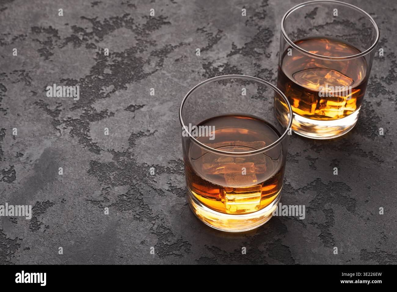 Zwei Gläser Scotch Whiskey auf schwarzem Marmortisch Stockfoto
