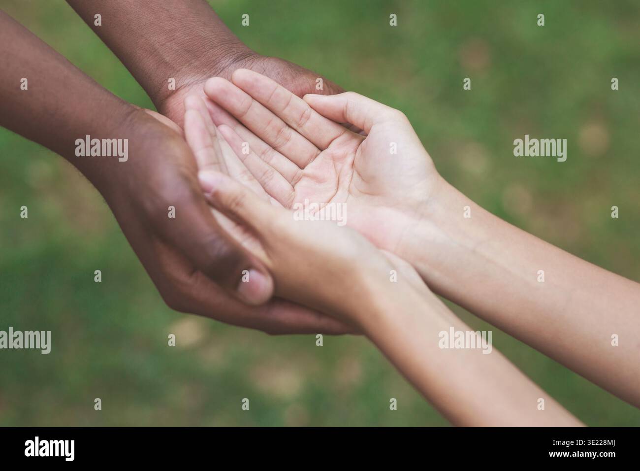 Der Mann und die Frau die Hände zusammen und deutete sie Hilfe benötigen Stockfoto