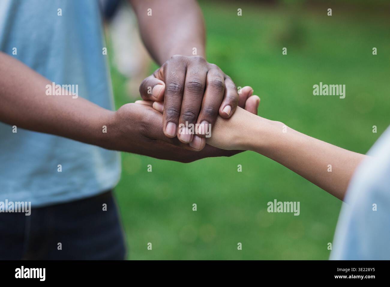 Nahaufnahme der unterstützenden Hände eines Freundes Stockfoto