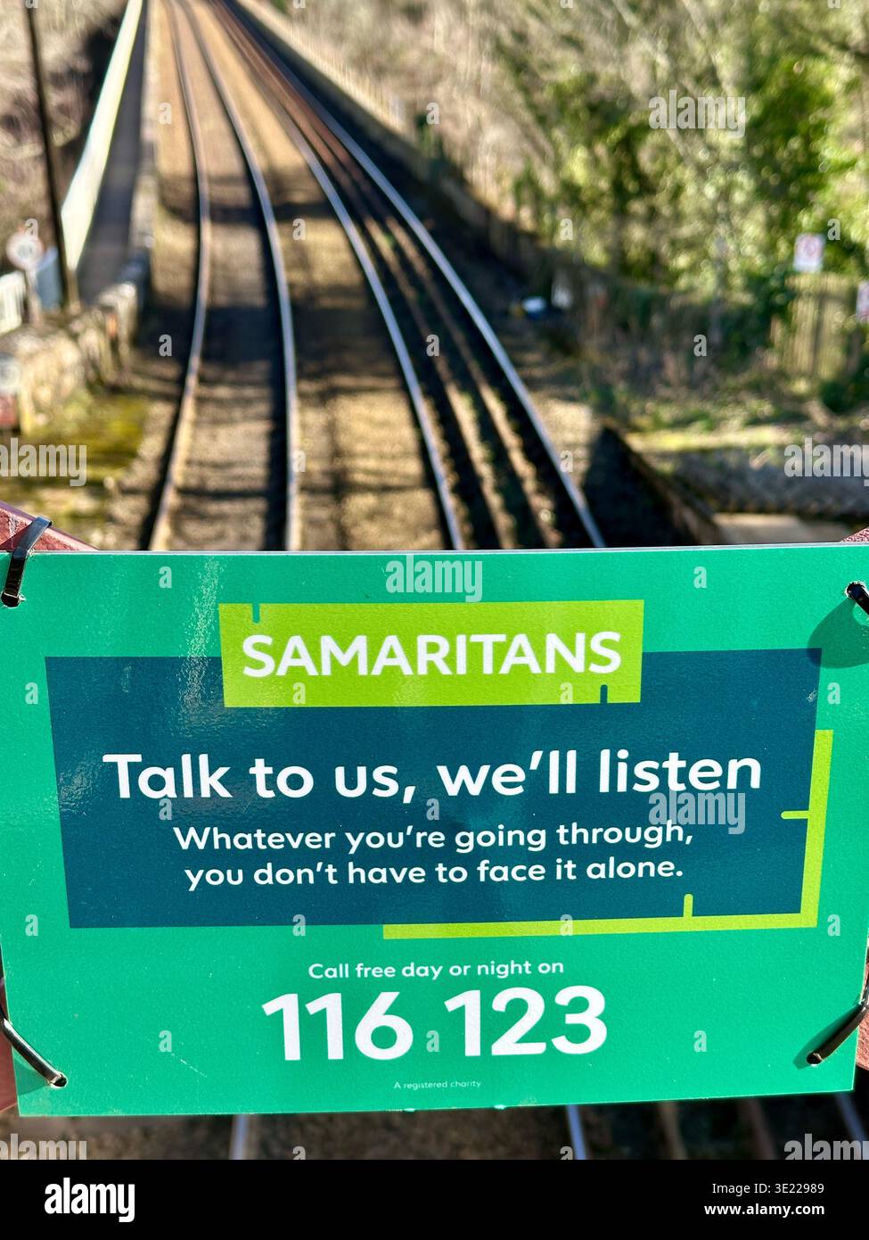 Samariter sprechen mit uns und unterschreiben - Smartphone-aufgenommenes Stockfoto