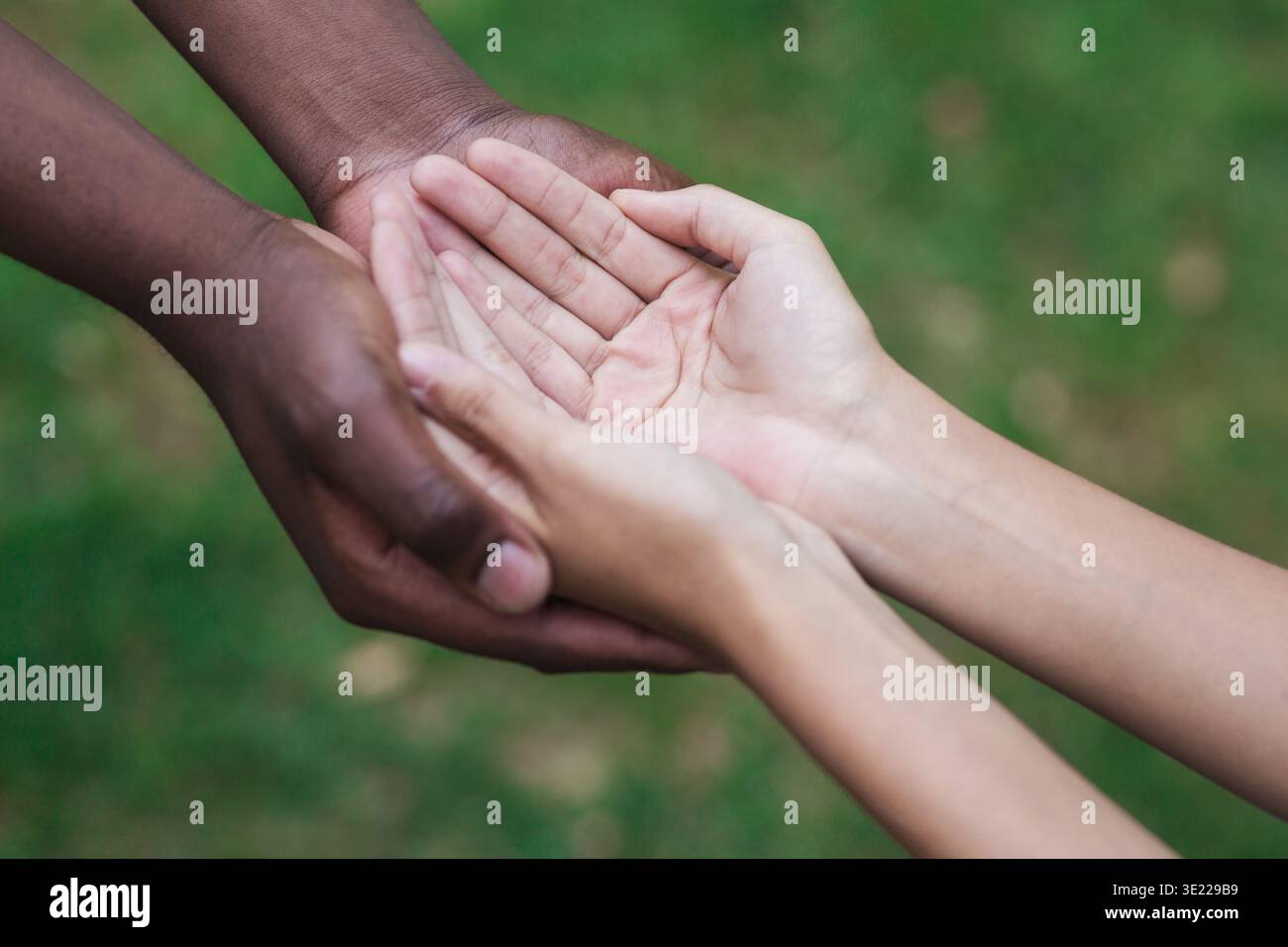 Der Mann und die Frau die Hände zusammen und deutete sie Hilfe benötigen Stockfoto