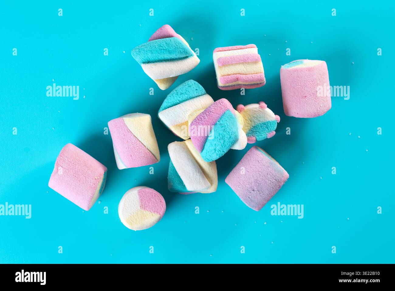 Bunte Marshmallows auf blauem Hintergrund. Draufsicht. Stockfoto