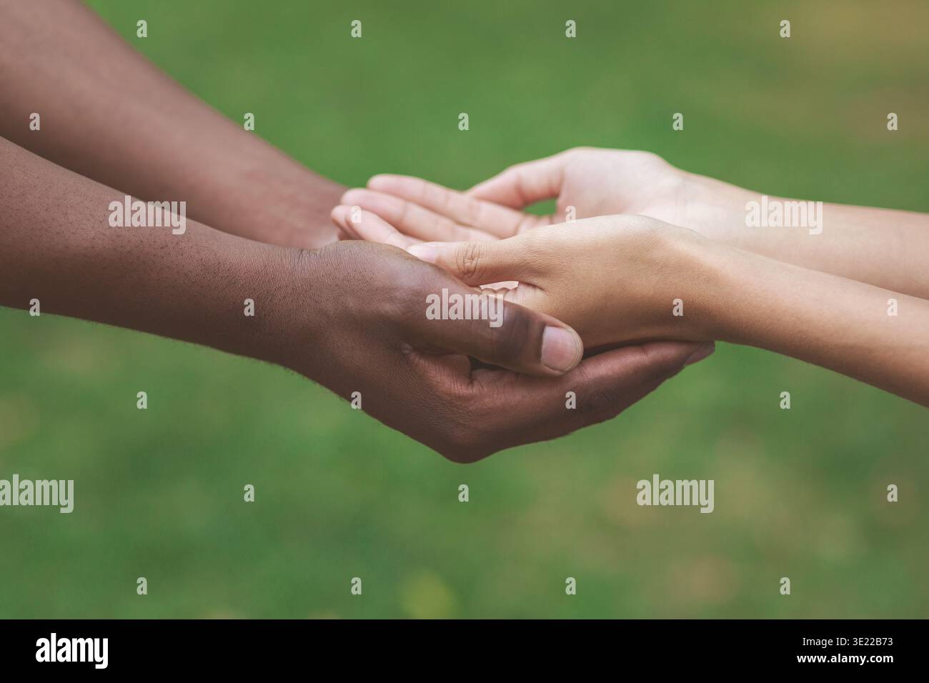 Der Mann und die Frau die Hände zusammen und deutete sie Hilfe benötigen Stockfoto