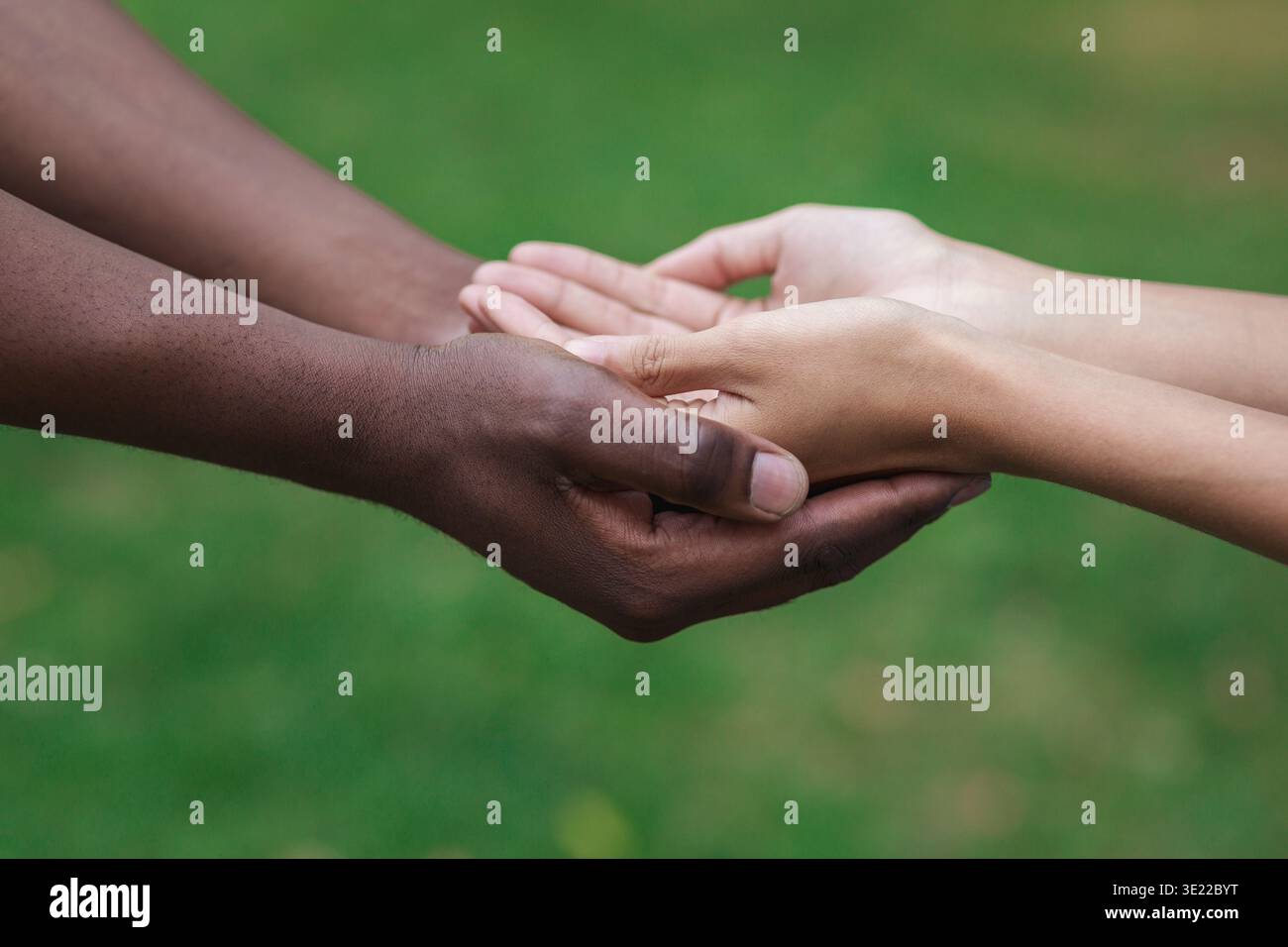 Der Mann und die Frau die Hände zusammen und deutete sie Hilfe benötigen Stockfoto