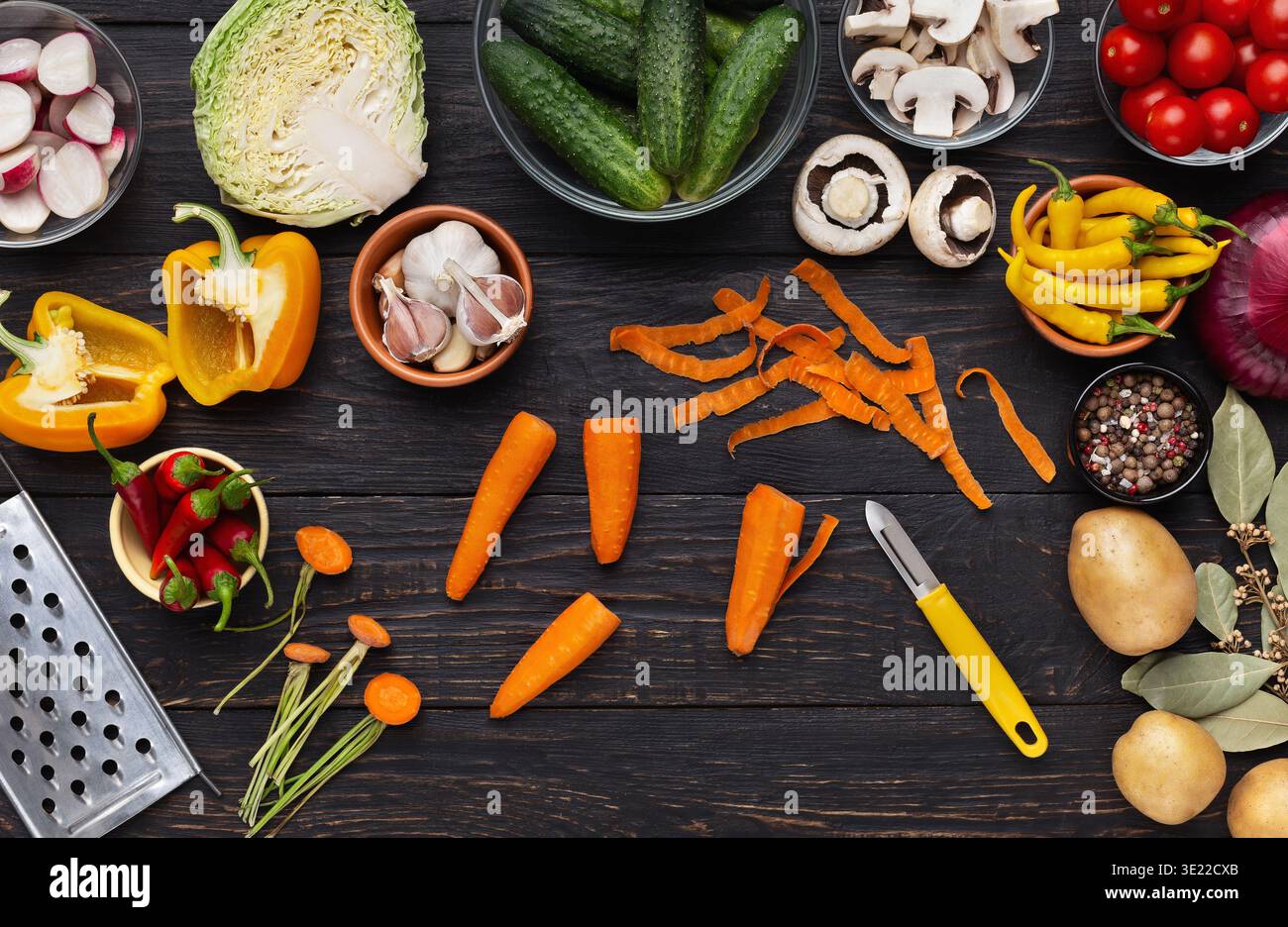 Geschälte OrangenKarotten mit sauberem Gemüse Stockfoto