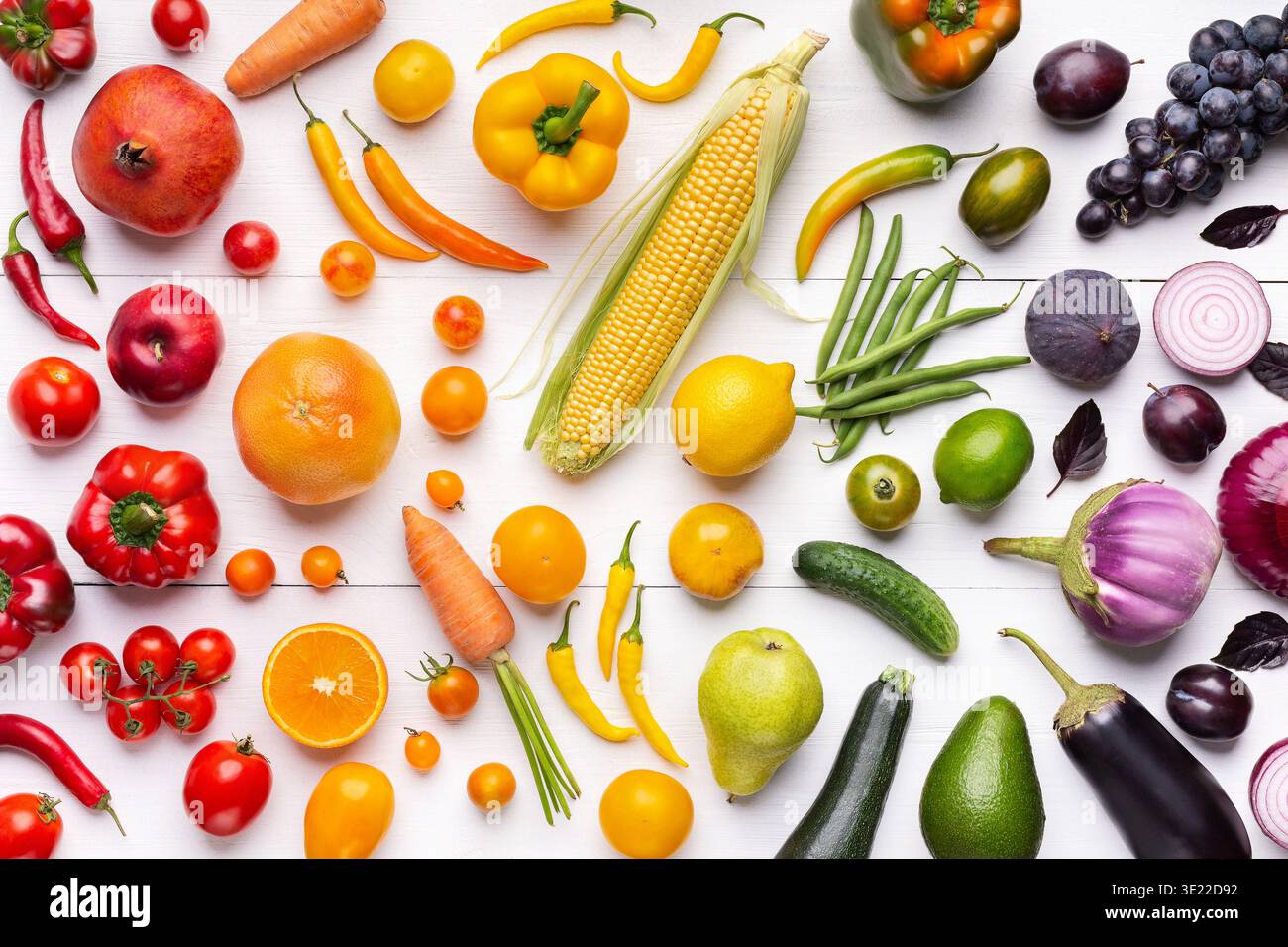 Zusammensetzung von Obst und Gemüse in Regenbogenfarben Stockfoto