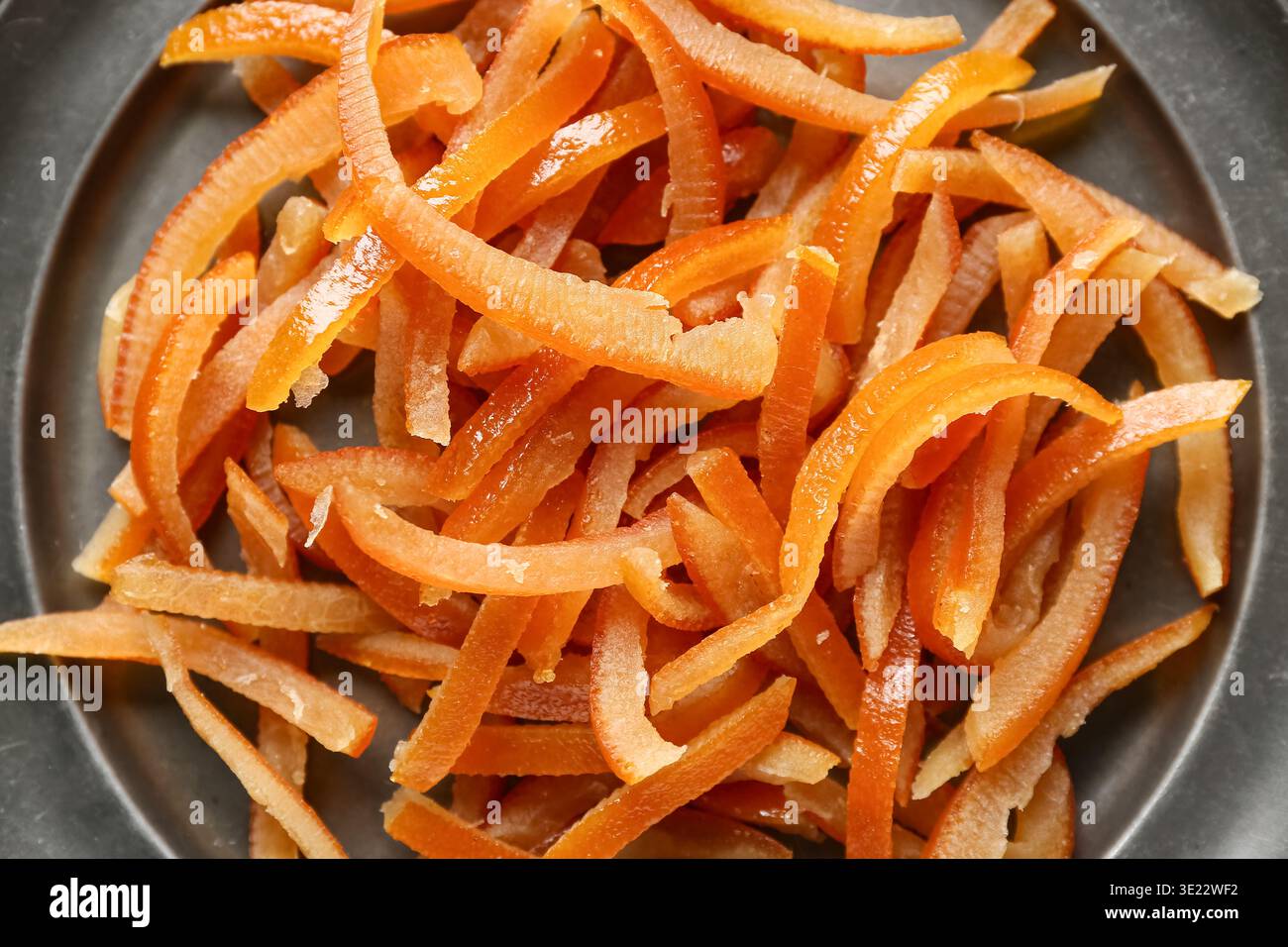 Teller mit kandierter Orangenschale, Nahaufnahme Stockfoto