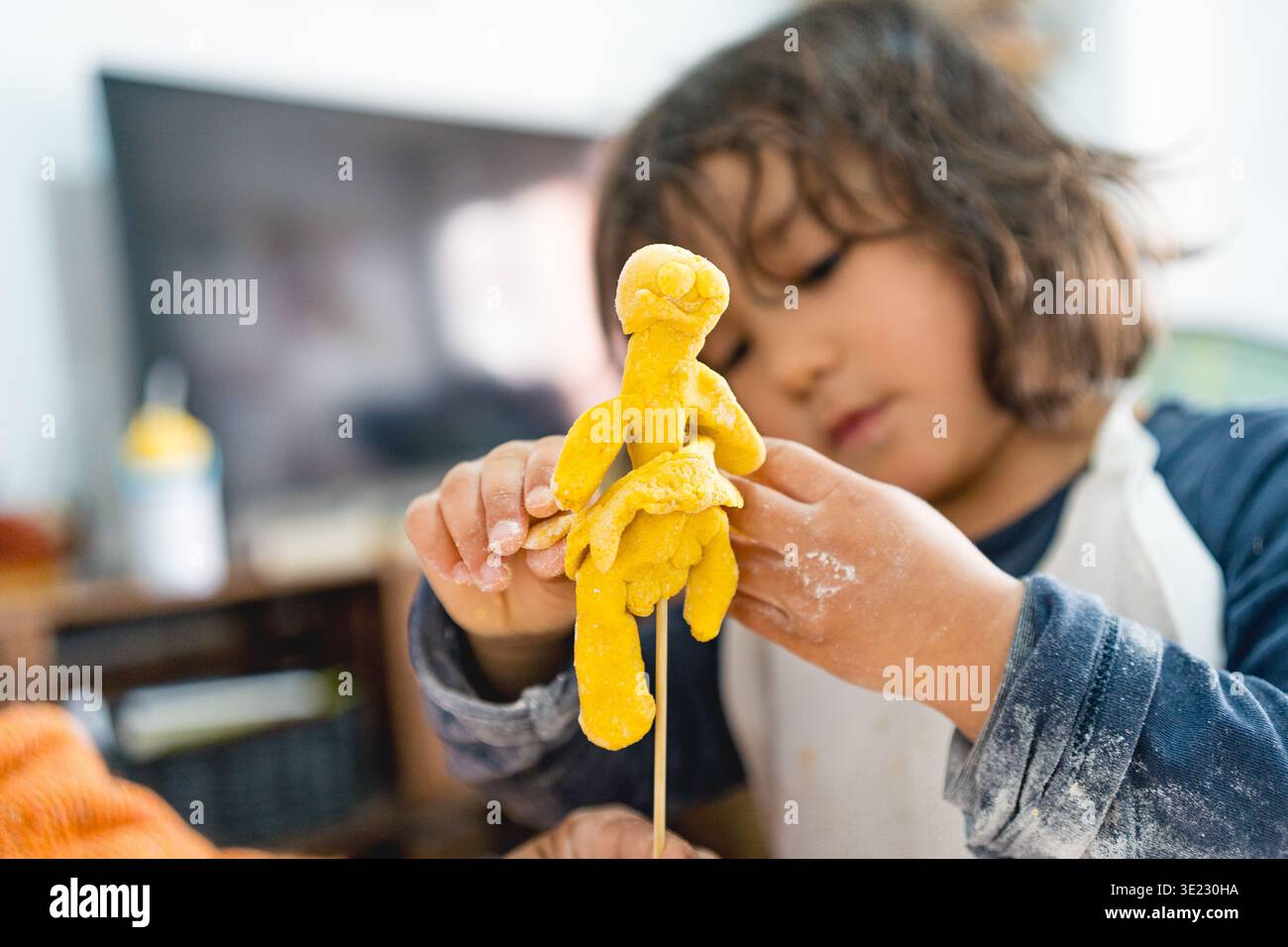 Kleinkind spielt mit Ton- und Salzteig, Konzept des Wachstums, kreative Aktivität zu Hause Stockfoto