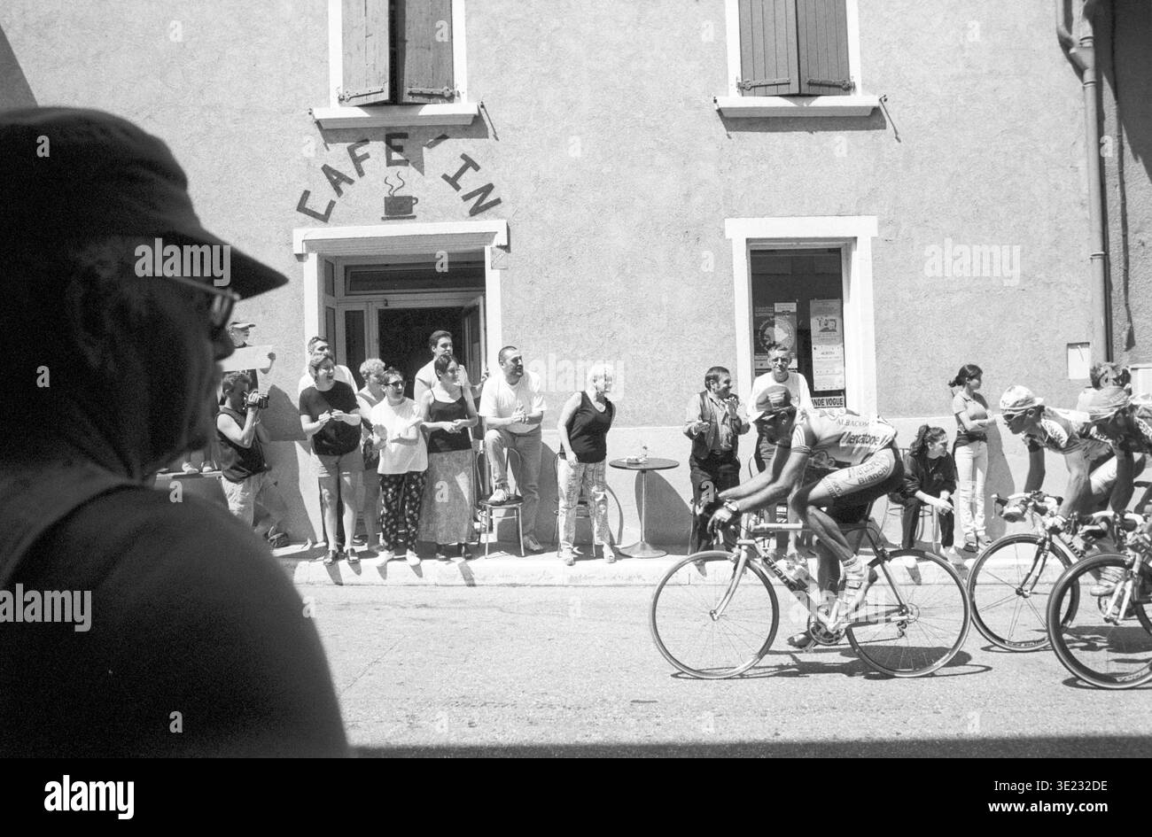 Epinouze (Südostfrankreich): Radfahrer kommen am Café „Café’in“ vorbei, 1990er Jahre Zuschauer vor der Bar Stockfoto