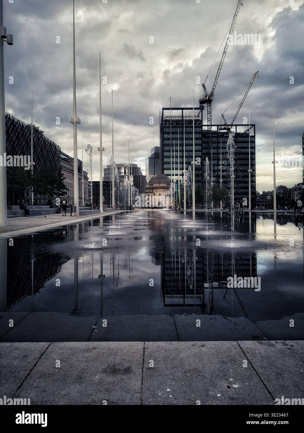 Wasserfontänen am Centenary Square, Birmingham - Smartphone-aufgenommenes Stockfoto
