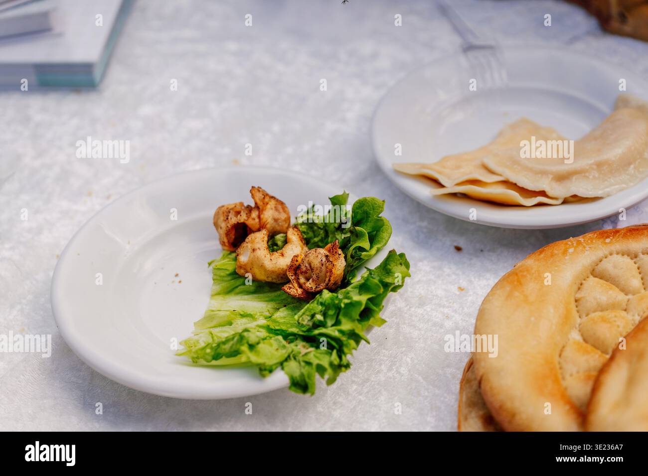 Genießen Sie Aromatische Knusprig Gebratene Und Gedämpfte Knödel, Die Elegant Mit Frischen Kräutern Präsentiert Werden Stockfoto