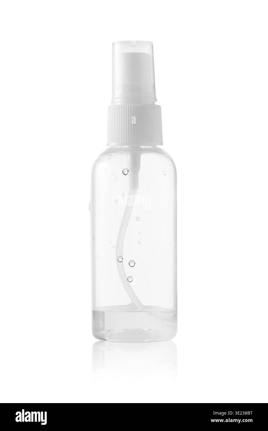 Eine fast leere transparente Kunststoffflasche mit Sprühflasche auf weißem, leerem Isolathintergrund. Ein Kosmetikbehälter, oft als trave bezeichnet Stockfoto