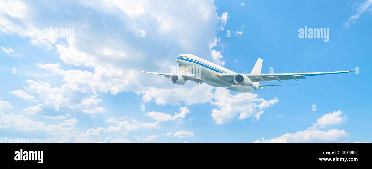 Moderne Flugzeug-Verkehrsflugzeuge fliegen gegen einen klaren blauen Himmel mit viel Kopierraum für Fluglinien, Reisebüros und Tourismus-Marketing-Kampagne. Stockfoto